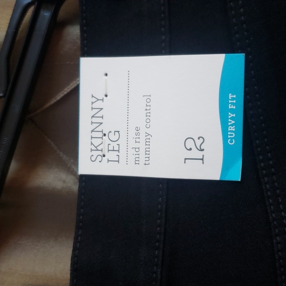 NWT- Style & Co. Women's Black Curvy-Fit Skinny Stretch Jeans - Picture 5 of 9